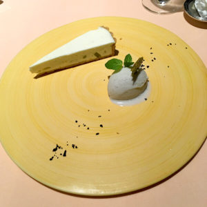 ルバーブのチーズタルトと黒オリーブのアイスクリーム